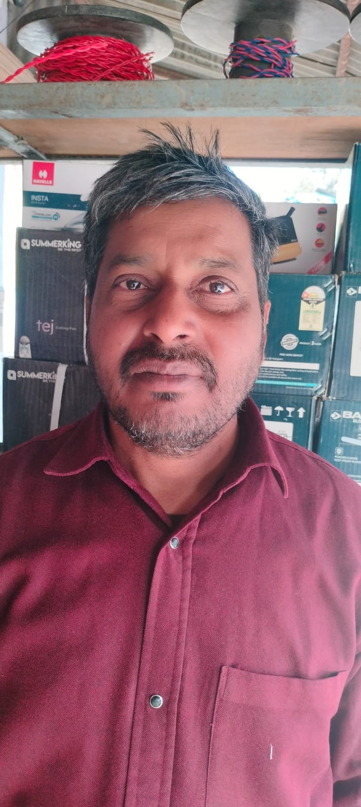 ठंडी सड़क स्थित गैस एजेंसी पर केवाईसी कराते लोग। संवाद ठंडी सड़क स्थित गैस एजेंसी पर केवाईसी कराते लोग। संवाद