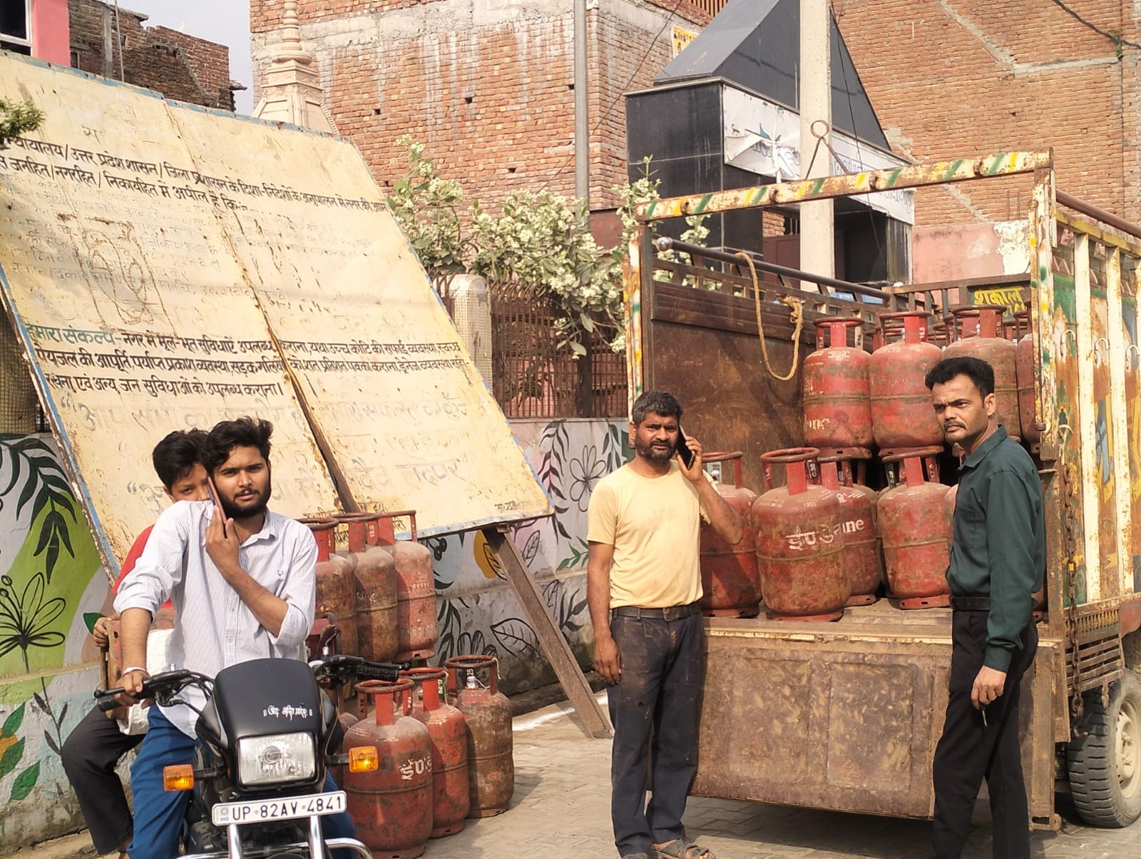 ठंडी सड़क स्थित गैस एजेंसी पर केवाईसी कराते लोग। संवाद ठंडी सड़क स्थित गैस एजेंसी पर केवाईसी कराते लोग। संवाद