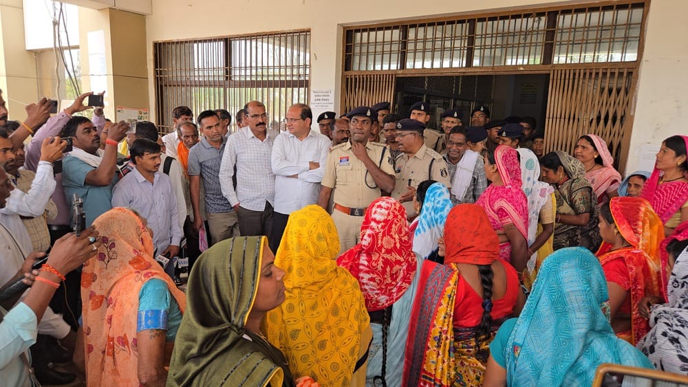 दियाबाती गांव में सीसीटीवी लगाने पर विवाद, ग्रामीणों ने कलेक्ट्रेट में किया हंगामा