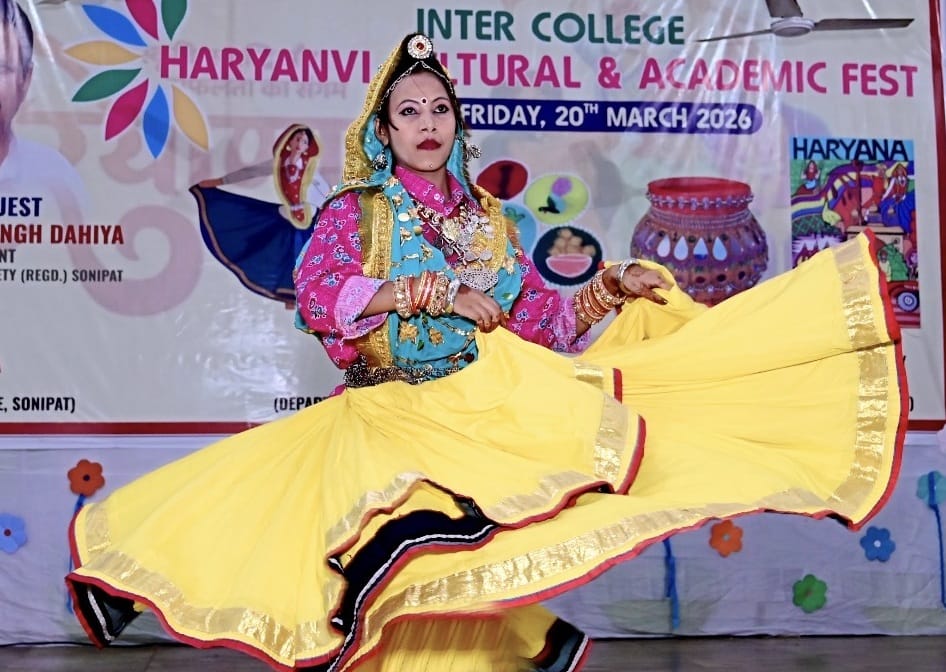 विजेता प्रतिभागी को पुरस्कृत करते सुरेंद्र दहिया व अन्य। स्रोत : संस्था