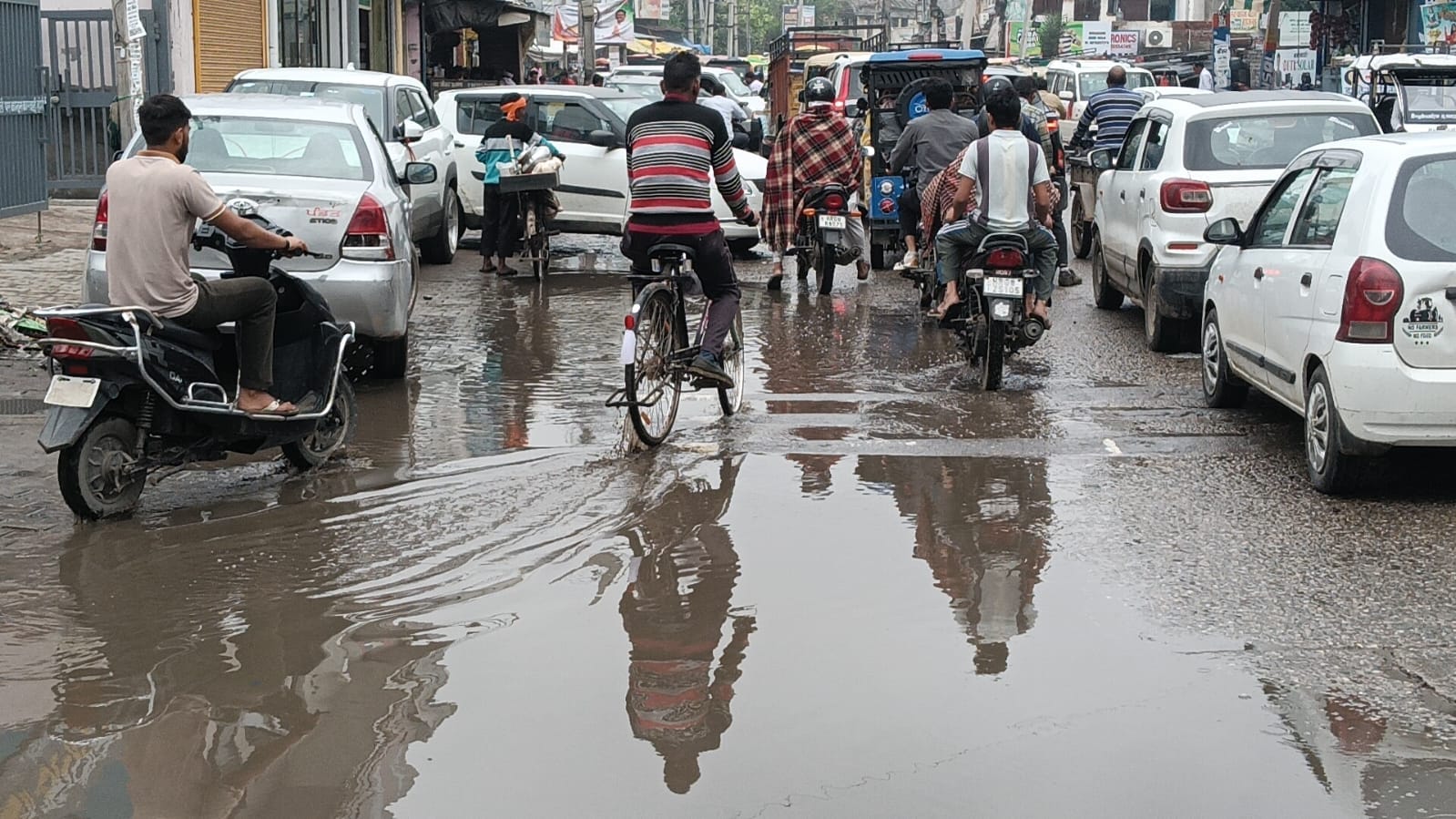 05   कैथल के ट्रक मार्किट में हुआ जलभराव व गुजरते राहगीर।  संवाद 