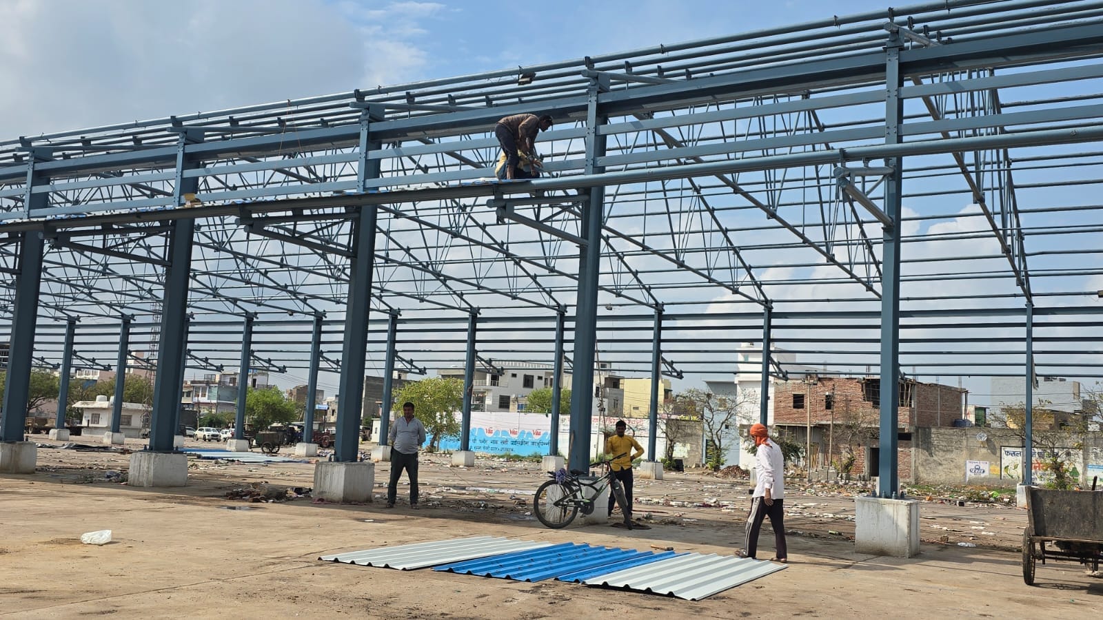 20jjrp12- झज्जर। अनाज मंडी में सफाई का काम करते कर्मचारी। संवाद