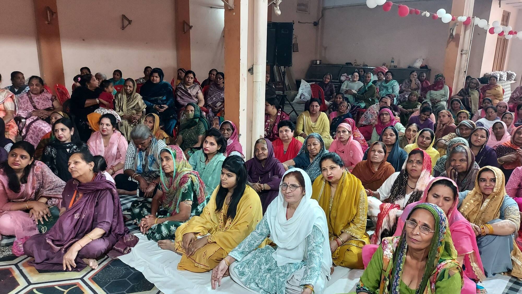 21जेएनडी21:कथा करते हुए कथावाचक प्रेम गिरी महाराज। संवाद।