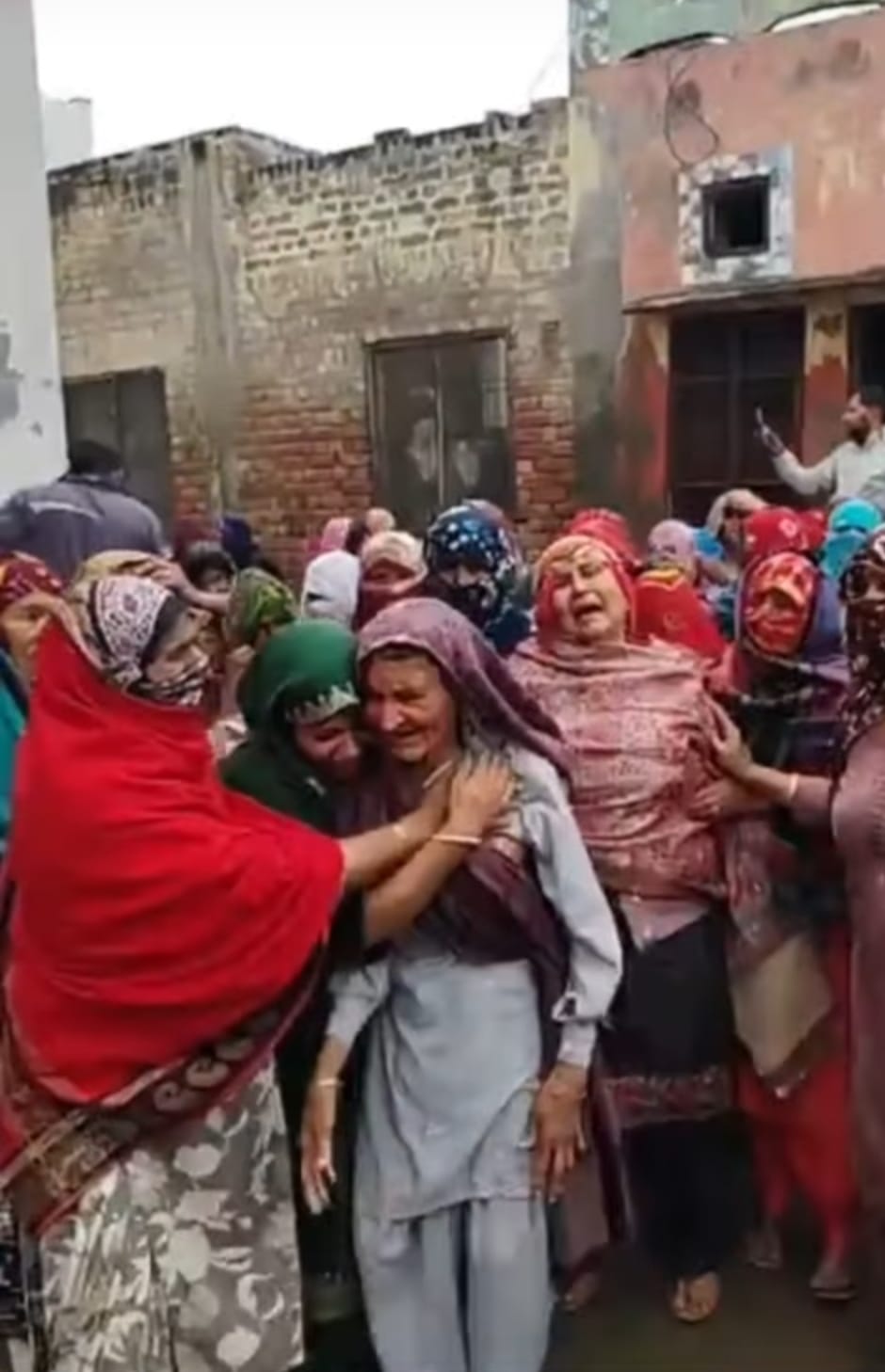 25 रूसी सेना में डोनबास बॉर्डर पर डयूटी के दाैरान कैथल के रोहेड़ा गांव का गीतिक शर्मा   परिजन