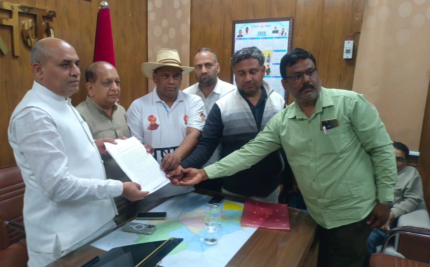 26-भ्रष्टाचार के खिलाफ नगर निगम पहुंचे व्यापारी नेता व भाजपा कार्यकर्ता सतीश प्रजापति एवं नागर