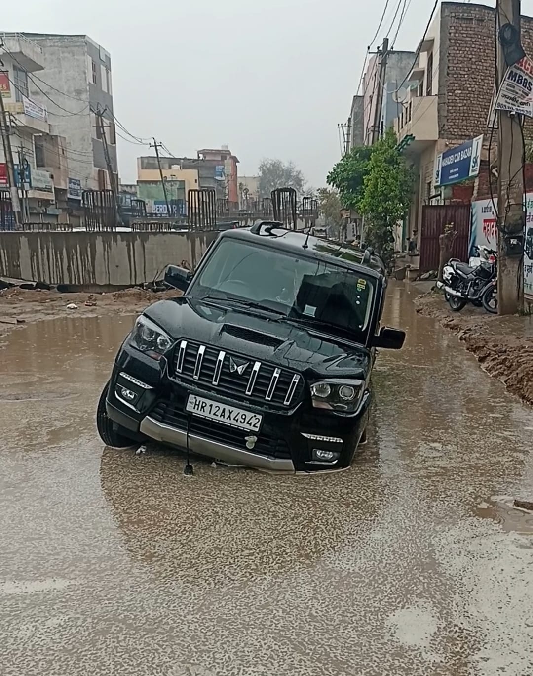 29-रोहतक के सोनीपत रोड पर बारिश के दौरान छाता लेकर जाता साइकिल सवार। संवाद 29-रोहतक के सोनीपत रोड पर बारिश के दौरान छाता लेकर जाता साइकिल सवार। संवाद