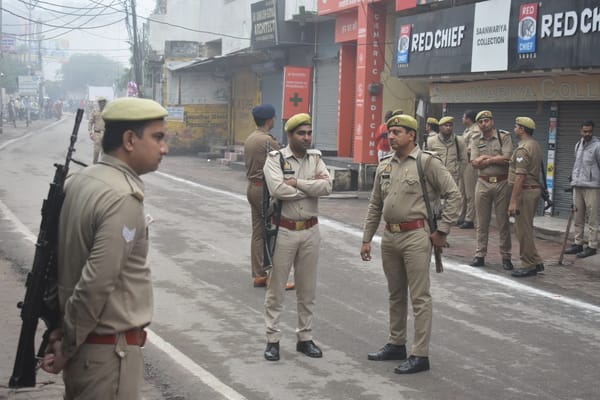 अनूपशहर में ईद की नमाज अदा करते रोजेदार।