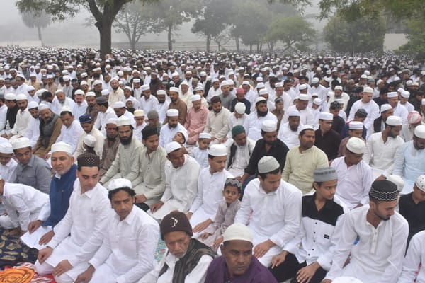 अनूपशहर में ईद की नमाज अदा करते रोजेदार।