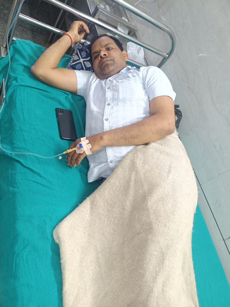 अस्पताल में कुट्टू खाने से भर्ती मरीज। संवाद अस्पताल में कुट्टू खाने से भर्ती मरीज। संवाद