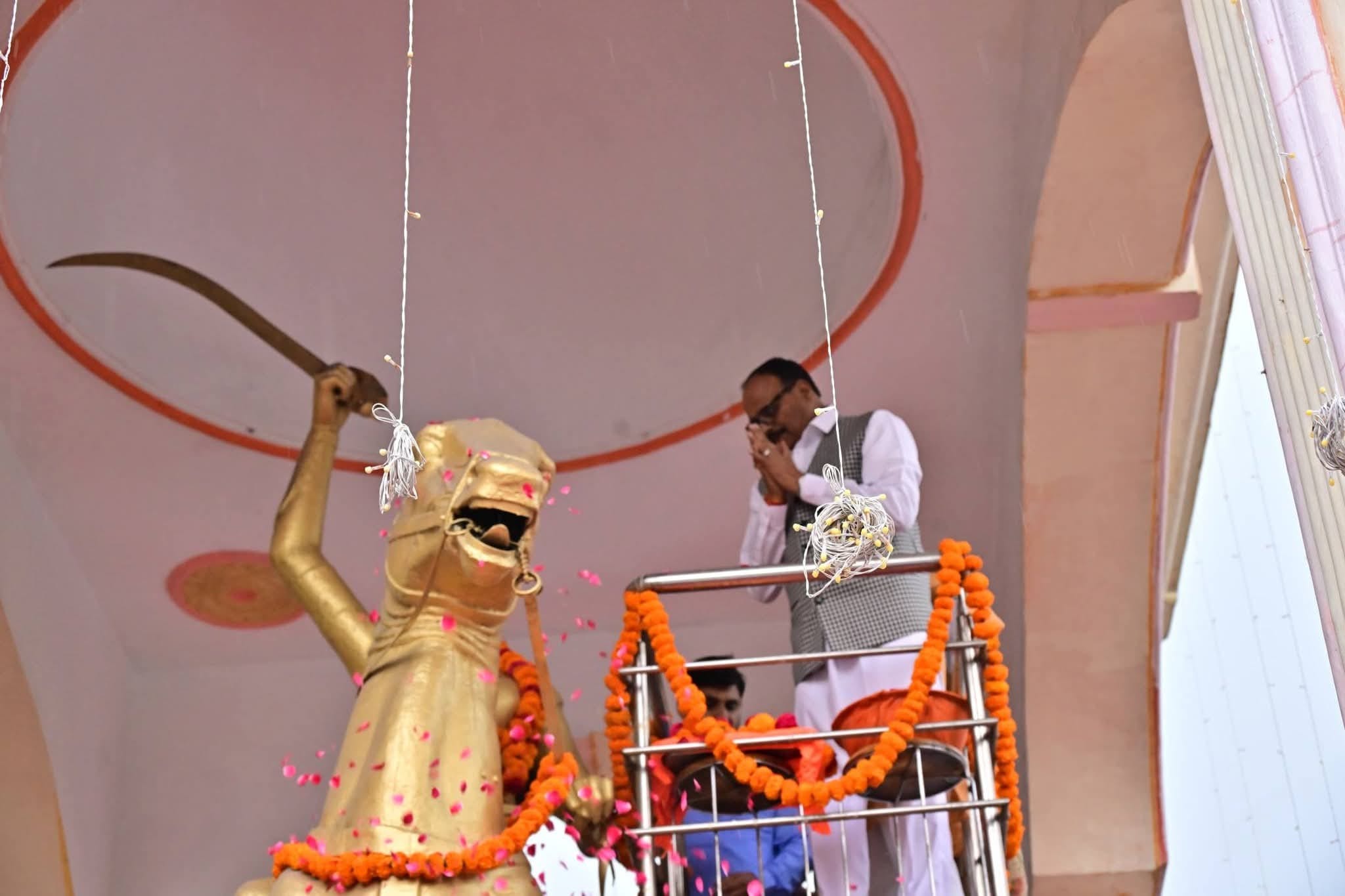 अवंती बाई लोधी की प्रतिमा पर माल्यार्पण करते उप मुख्यमंत्री ब्रजेश पाठक। अवंती बाई लोधी की प्रतिमा पर माल्यार्पण करते उप मुख्यमंत्री ब्रजेश पाठक।