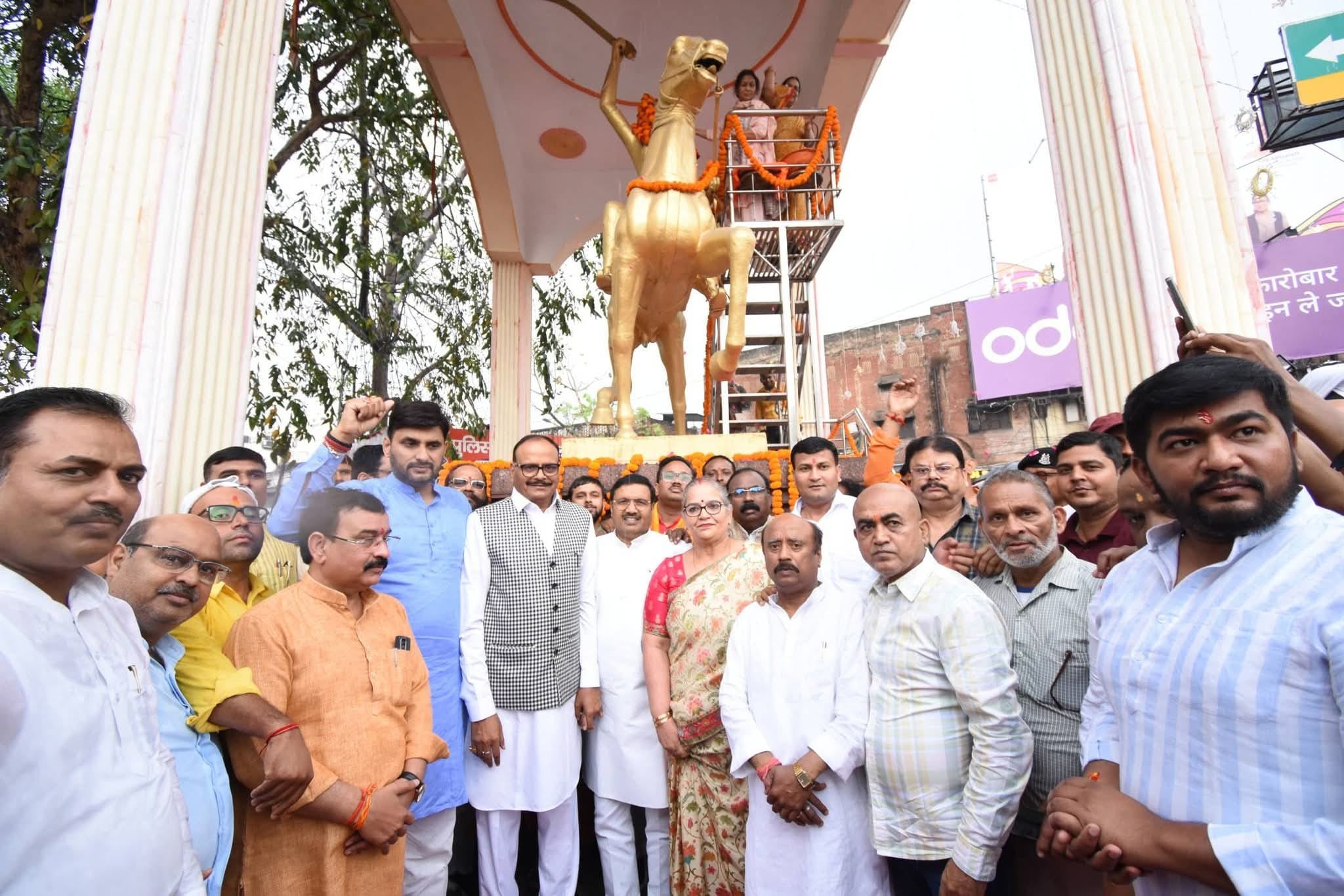 अवंती बाई लोधी की प्रतिमा पर माल्यार्पण करते उप मुख्यमंत्री ब्रजेश पाठक। अवंती बाई लोधी की प्रतिमा पर माल्यार्पण करते उप मुख्यमंत्री ब्रजेश पाठक।