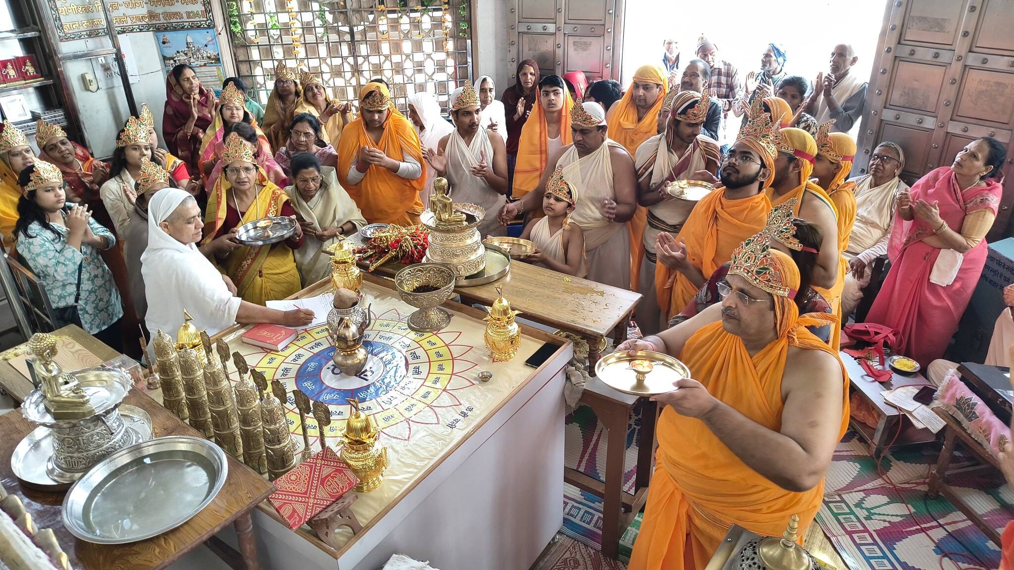 भक्तांबर विधान पाठ में पूजा अर्चना करते श्रद्धालु स्रोत संवाद भक्तांबर विधान पाठ में पूजा अर्चना करते श्रद्धालु स्रोत संवाद