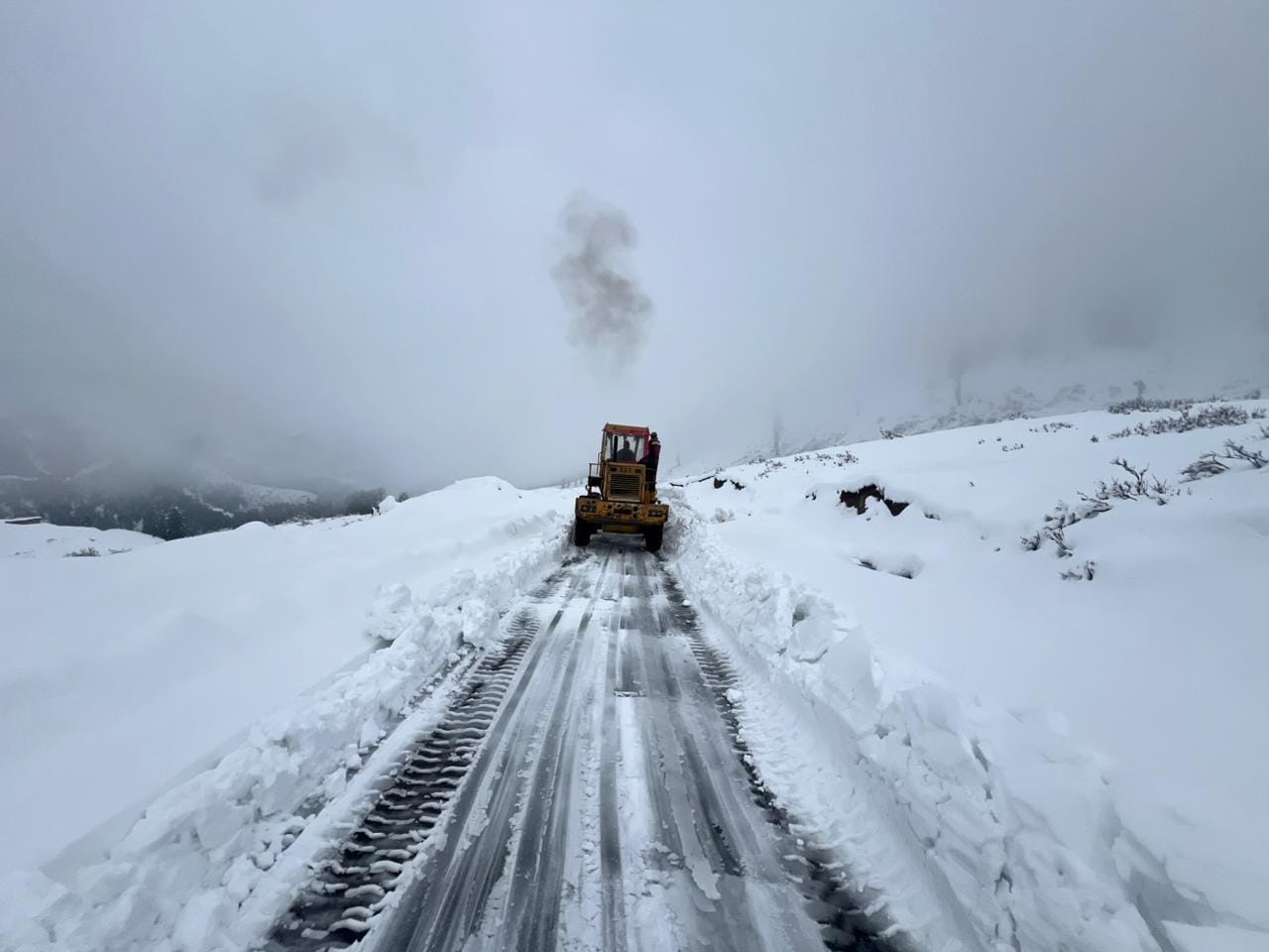 भूस्खलन के बंद हुआ बनी बसोहली मार्ग। संवाद भूस्खलन के बंद हुआ बनी बसोहली मार्ग। संवाद