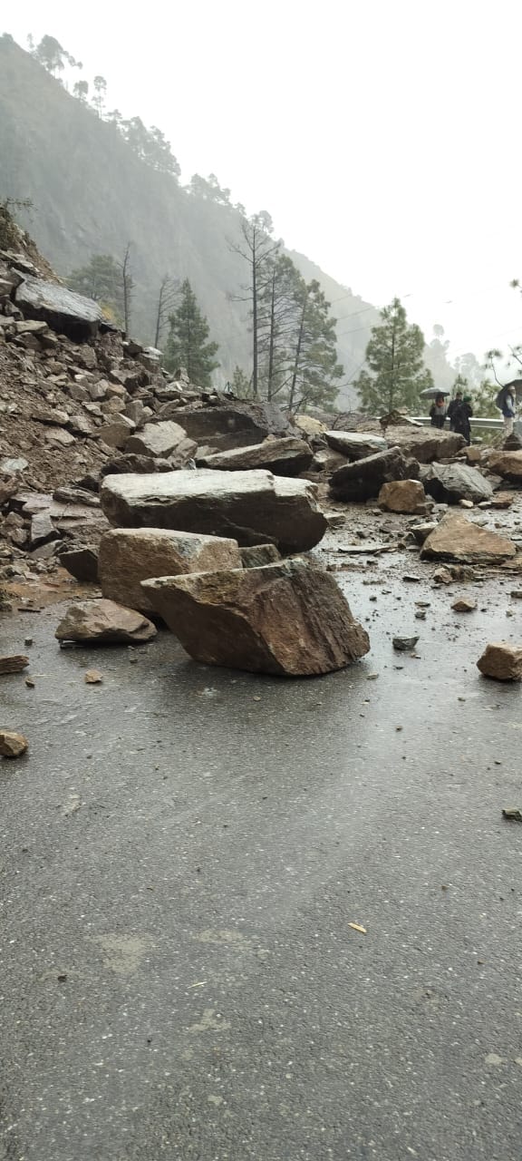 भूस्खलन के बंद हुआ बनी बसोहली मार्ग। संवाद भूस्खलन के बंद हुआ बनी बसोहली मार्ग। संवाद
