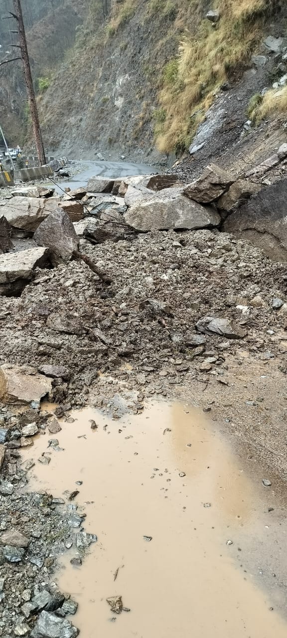 भूस्खलन के बंद हुआ बनी बसोहली मार्ग। संवाद भूस्खलन के बंद हुआ बनी बसोहली मार्ग। संवाद