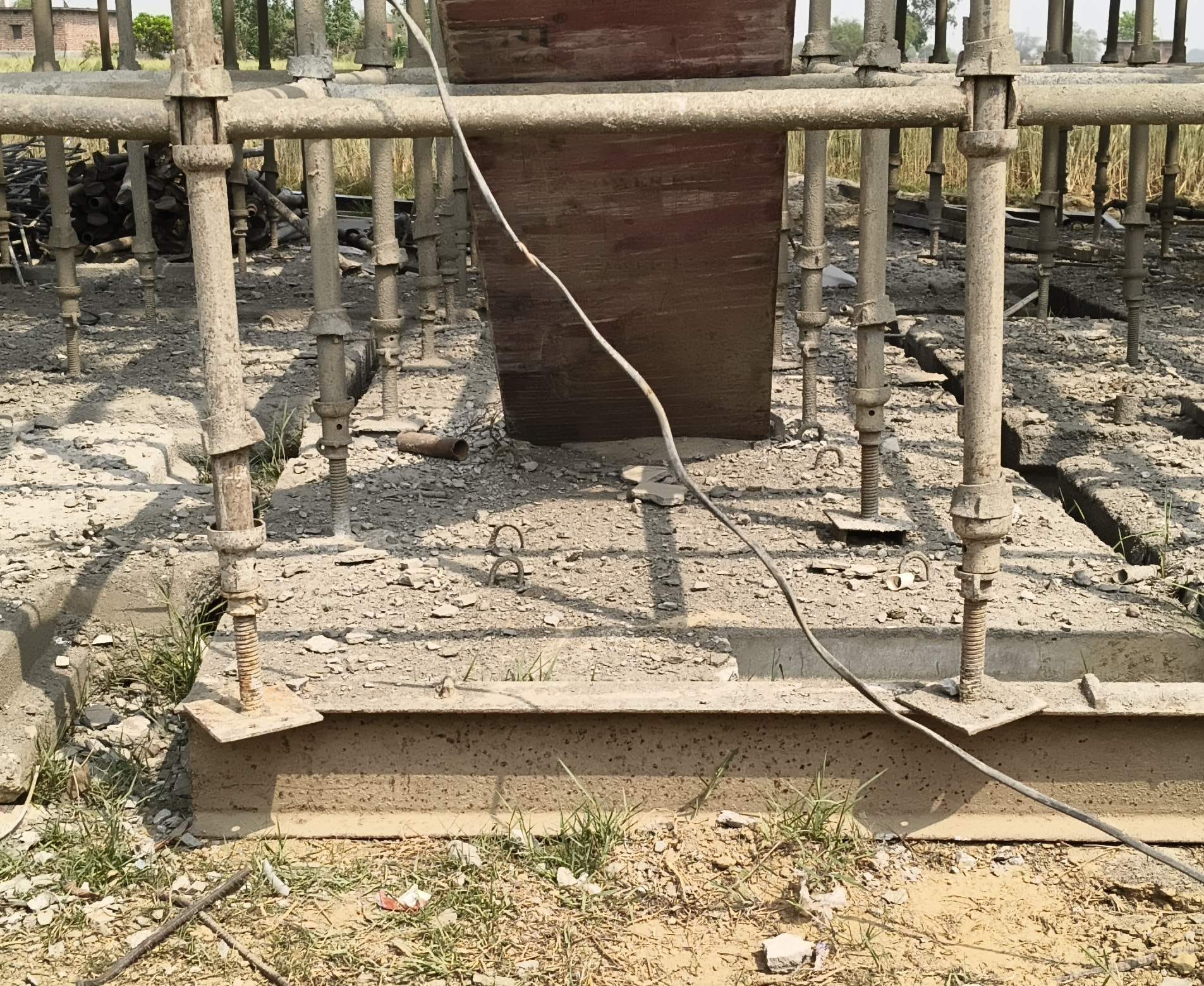 बनौली खुर्द में आरओबी के धराशायी होने के बाद जांच करते अधिकारी। संवाद