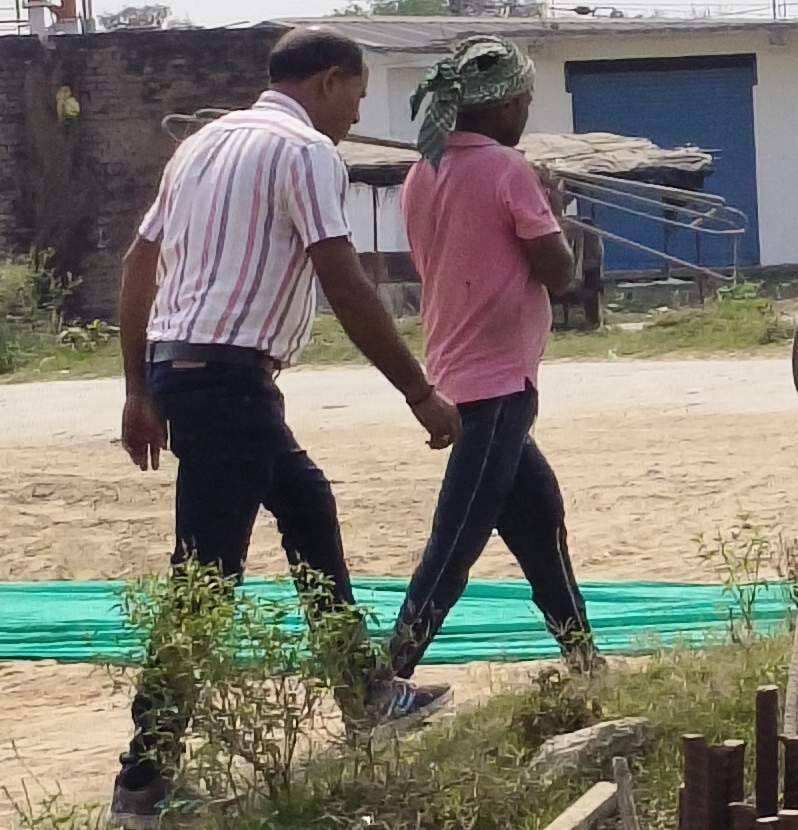 बनौली खुर्द में आरओबी के धराशायी होने के बाद जांच करते अधिकारी। संवाद