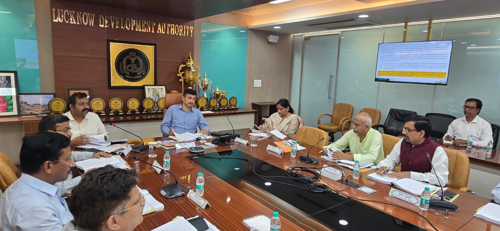 बोर्ड बैठक करते कमिश्नर और एलडीए के अधिकारी। बोर्ड बैठक करते कमिश्नर और एलडीए के अधिकारी।