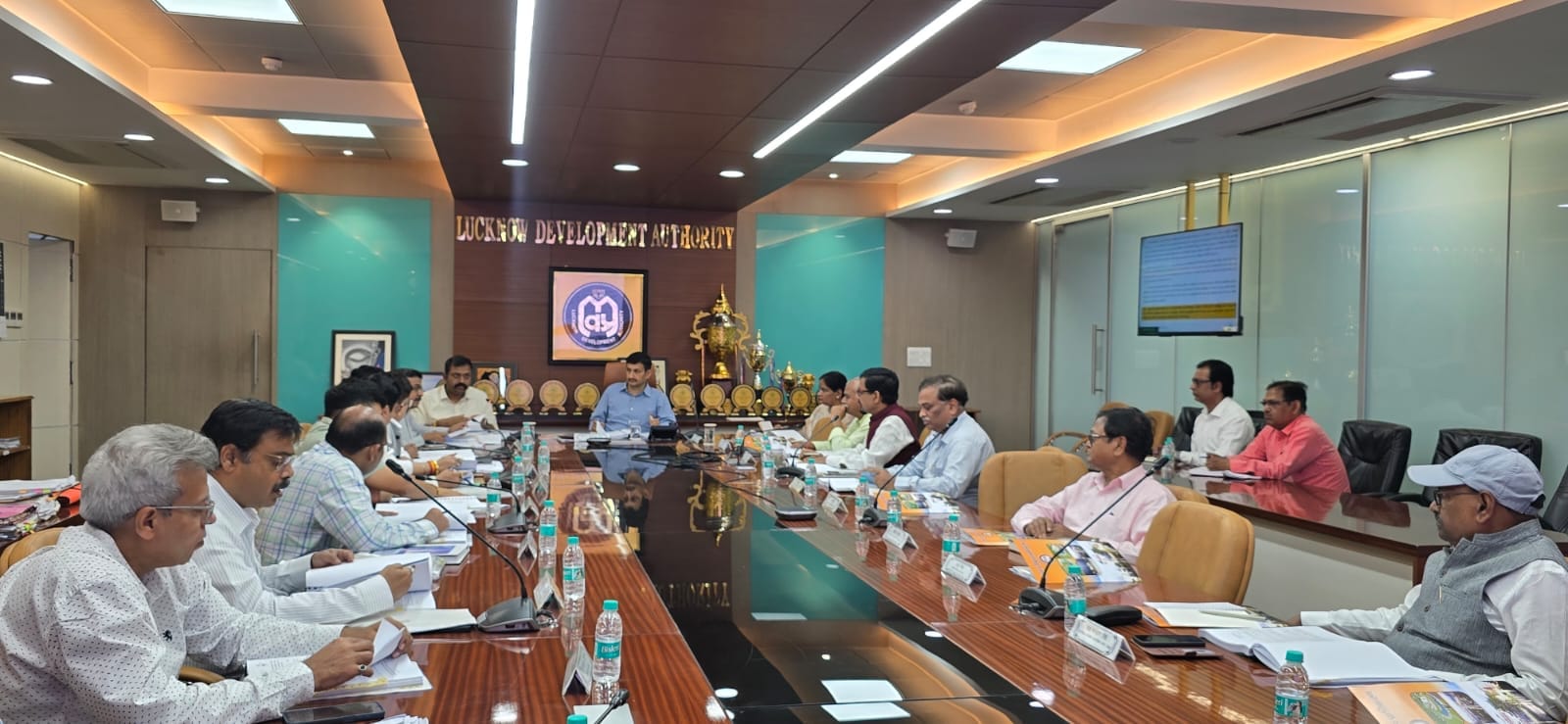 बोर्ड बैठक करते कमिश्नर और एलडीए के अधिकारी। बोर्ड बैठक करते कमिश्नर और एलडीए के अधिकारी।