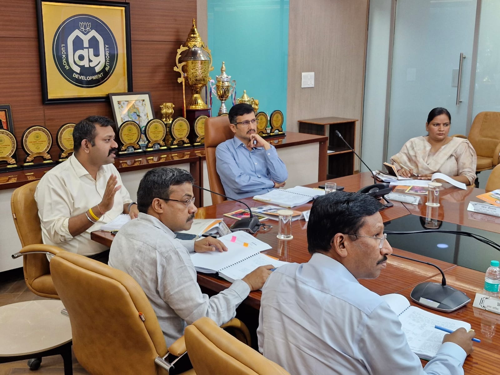 बोर्ड बैठक करते कमिश्नर और एलडीए के अधिकारी। बोर्ड बैठक करते कमिश्नर और एलडीए के अधिकारी।