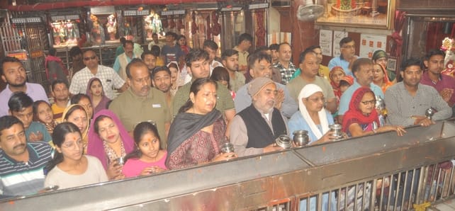 चंडी मंदिर में माता के दर्शन करने के लिए लगी श्रद्धालुओं की लाइन। संवाद