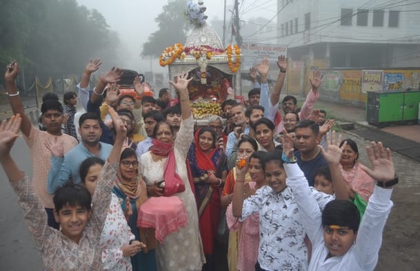 चंडी मंदिर में माता के दर्शन करने के लिए लगी श्रद्धालुओं की लाइन। संवाद