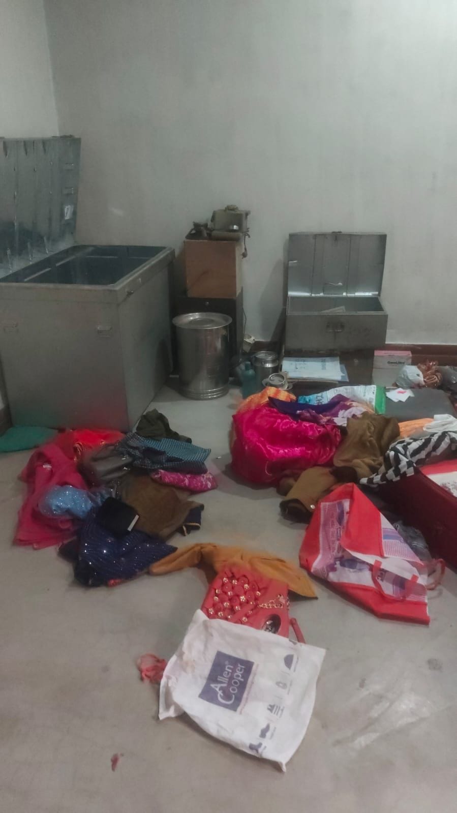 चोरी की घटना के बाद बिखरा पड़ा सामान।