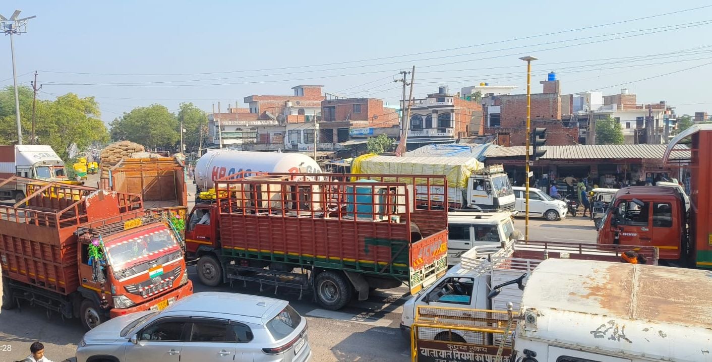 फोटो-1- कानपुर-लखनऊ हाईवे पर आशा खेड़ा चौराहे का ब्लैक स्पॉट। संवाद