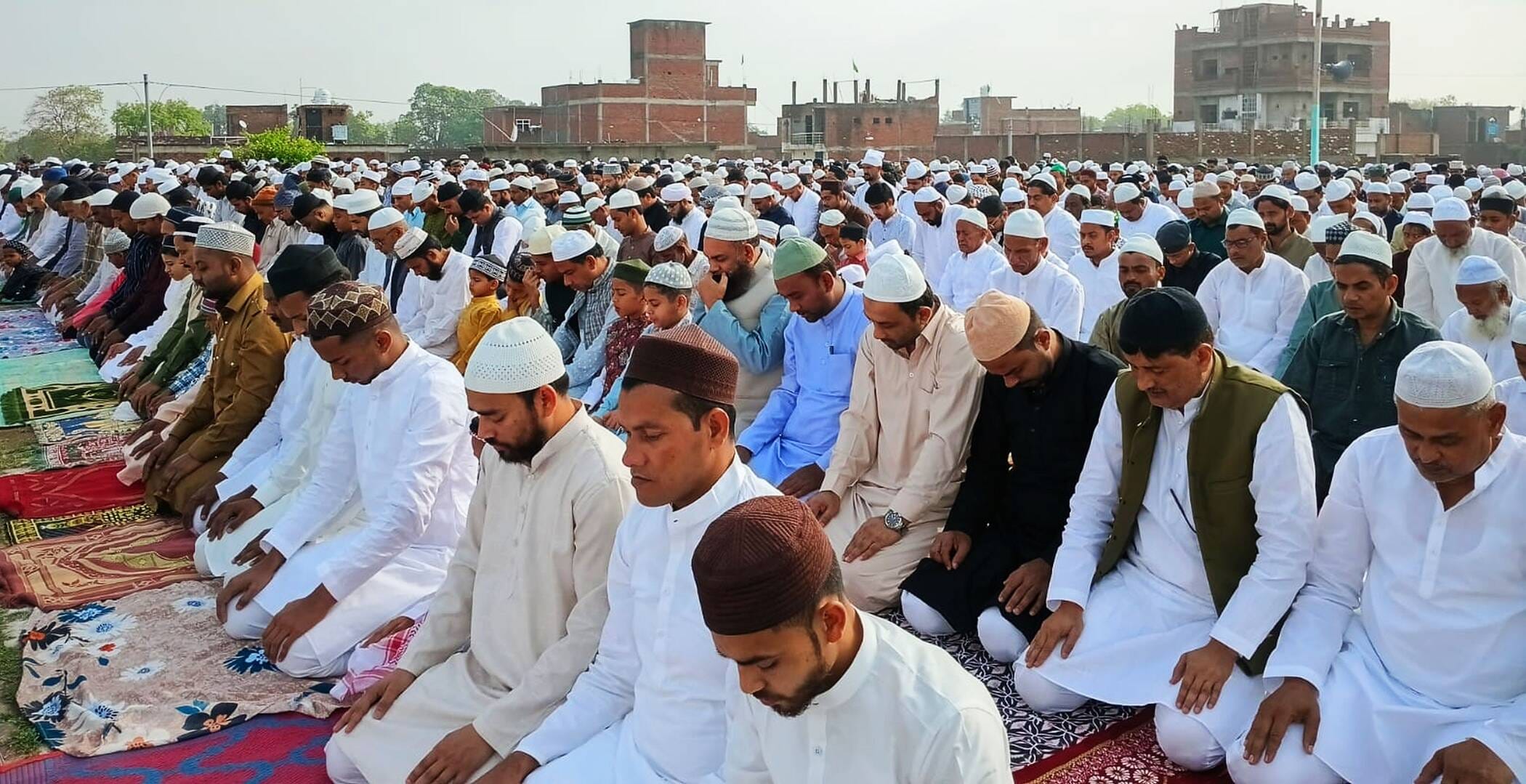 फोटो-10-बहुआ स्थित ईद गाह में गले मिलकर मो जियान हादी को बधाई देता मो़ समद। संवाद फोटो-10-बहुआ स्थित ईद गाह में गले मिलकर मो जियान हादी को बधाई देता मो़ समद। संवाद