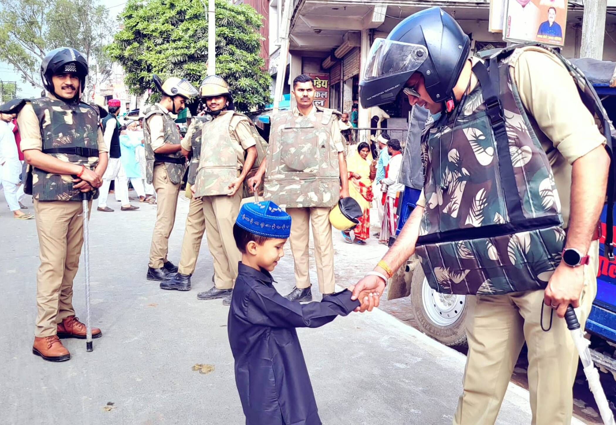 फोटो-10-बहुआ स्थित ईद गाह में गले मिलकर मो जियान हादी को बधाई देता मो़ समद। संवाद फोटो-10-बहुआ स्थित ईद गाह में गले मिलकर मो जियान हादी को बधाई देता मो़ समद। संवाद