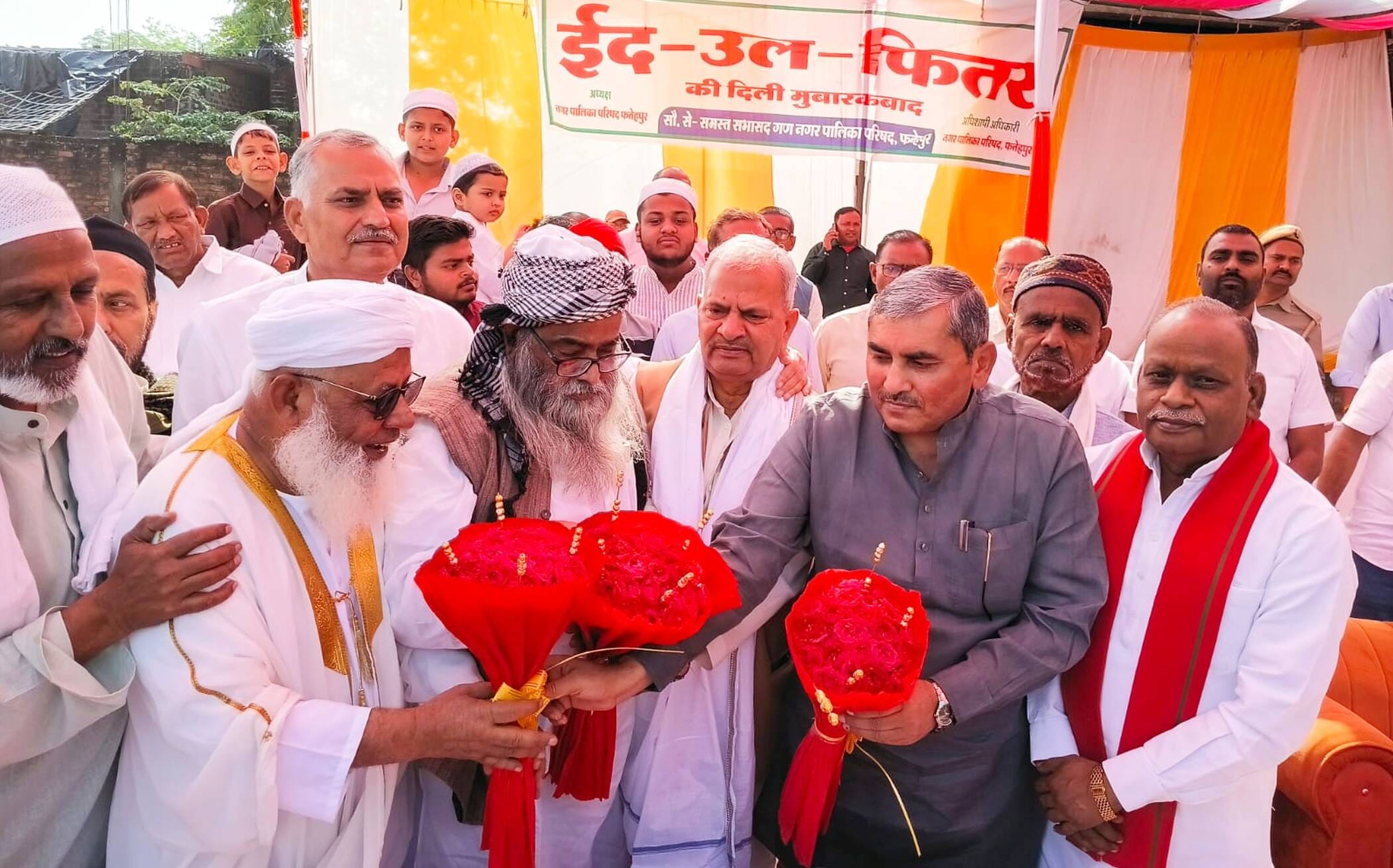 फोटो-10-बहुआ स्थित ईद गाह में गले मिलकर मो जियान हादी को बधाई देता मो़ समद। संवाद फोटो-10-बहुआ स्थित ईद गाह में गले मिलकर मो जियान हादी को बधाई देता मो़ समद। संवाद