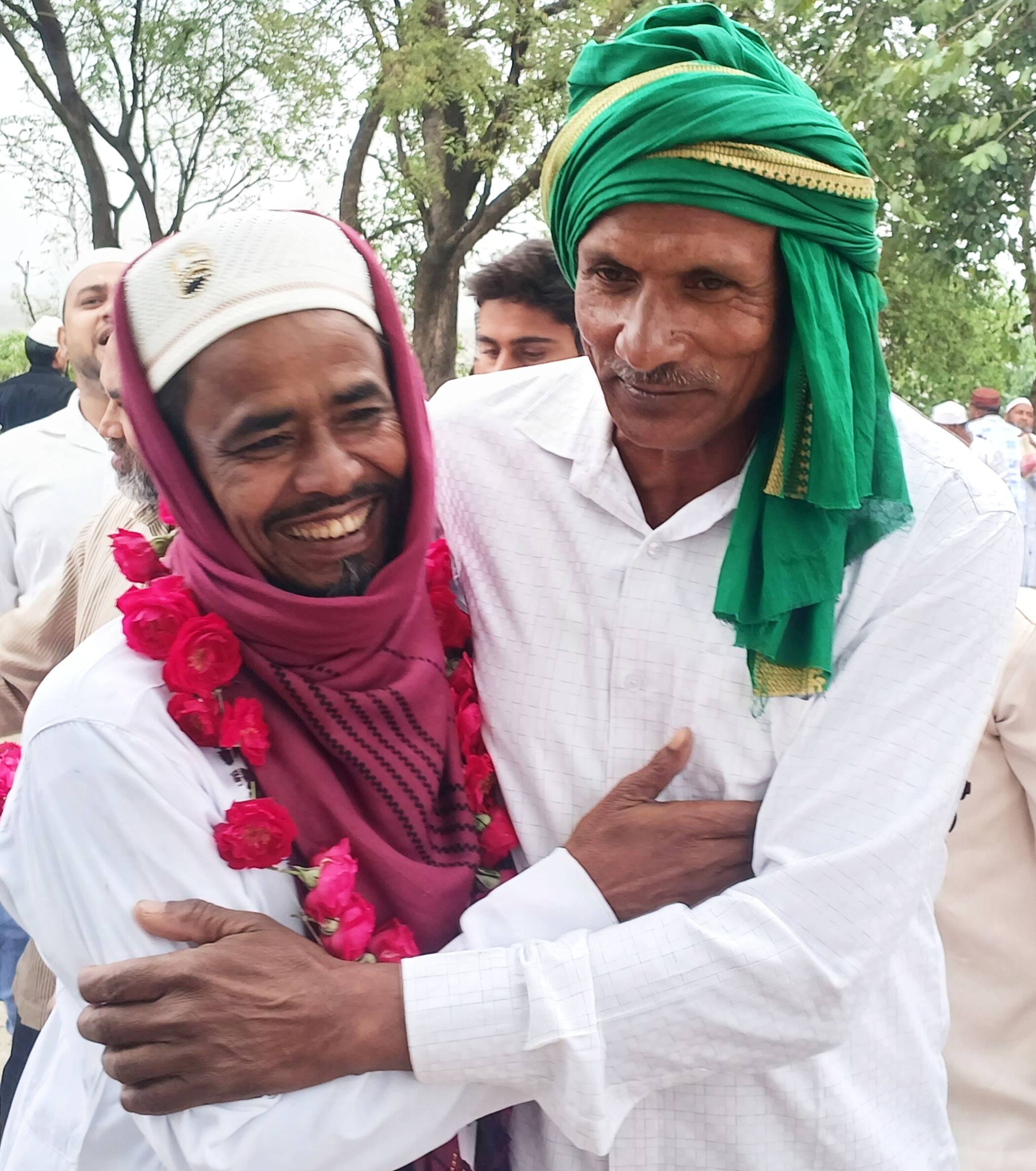 फोटो-10-बहुआ स्थित ईद गाह में गले मिलकर मो जियान हादी को बधाई देता मो़ समद। संवाद फोटो-10-बहुआ स्थित ईद गाह में गले मिलकर मो जियान हादी को बधाई देता मो़ समद। संवाद