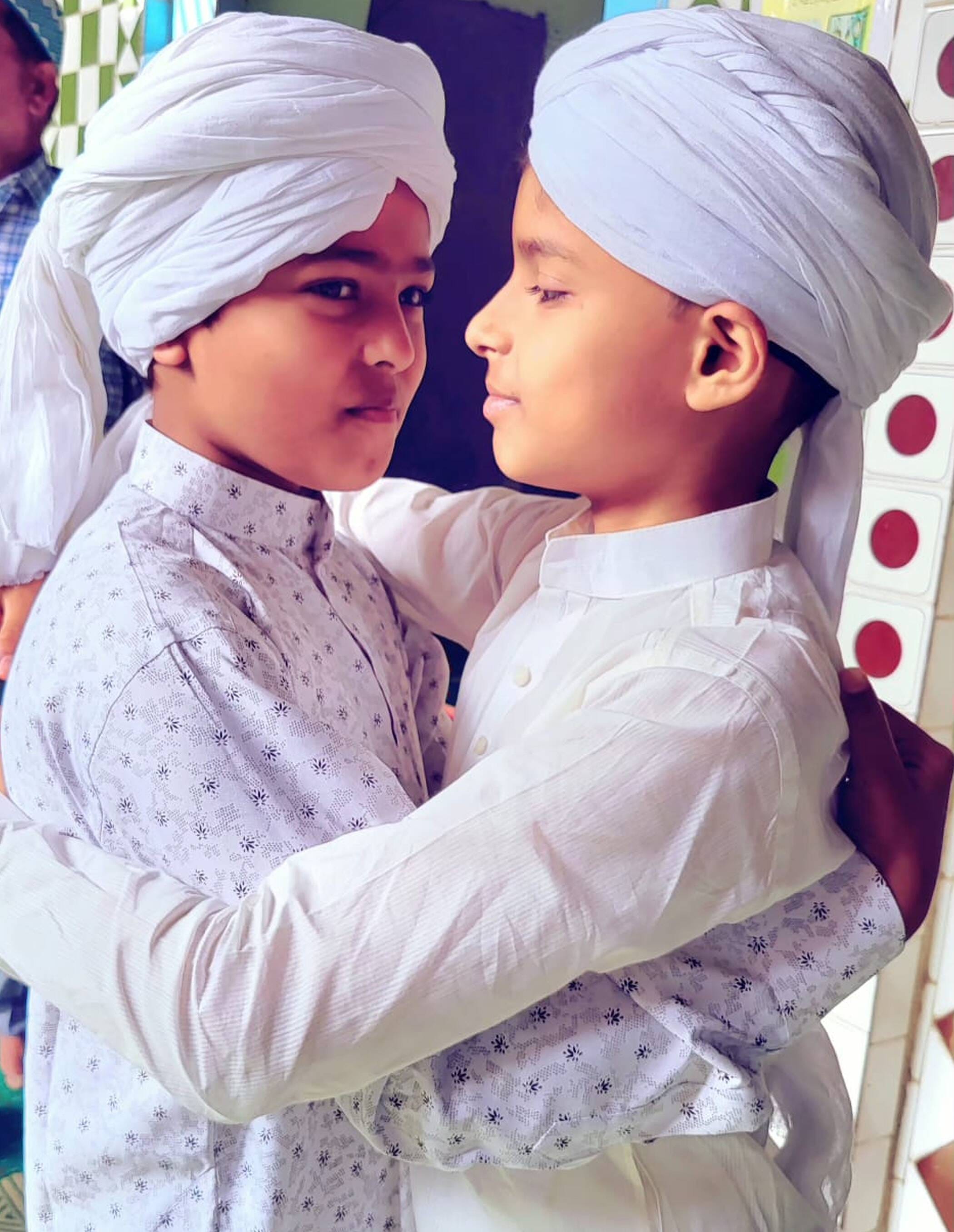 फोटो-10-बहुआ स्थित ईद गाह में गले मिलकर मो जियान हादी को बधाई देता मो़ समद। संवाद फोटो-10-बहुआ स्थित ईद गाह में गले मिलकर मो जियान हादी को बधाई देता मो़ समद। संवाद
