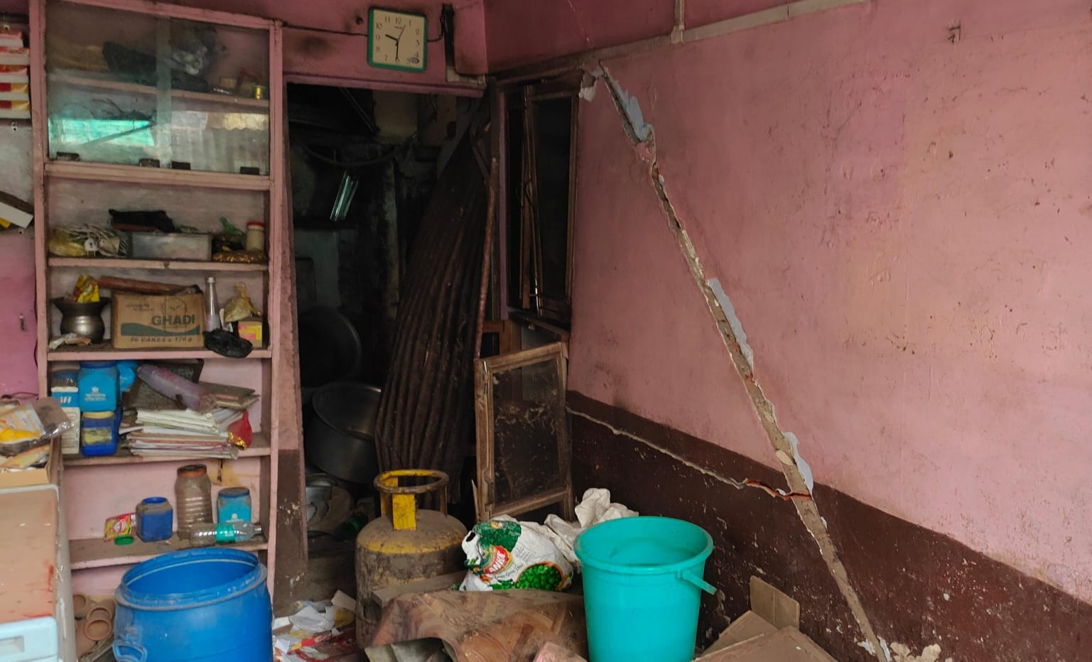 फोटो-10 दुकान के बाहर सड़क पर क्षतिग्रस्त पड़ा काउंटर व बिखरी पड़ी मिठाई। संवाद