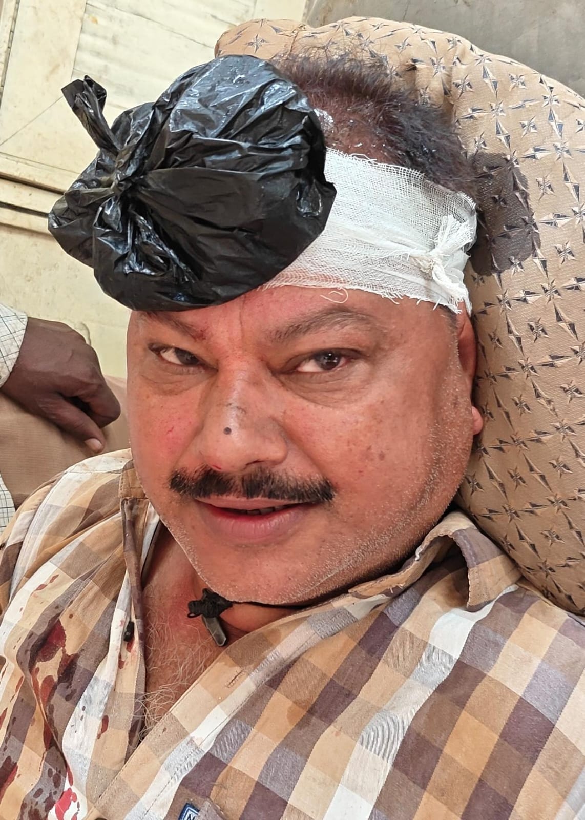 फोटो-10 दुकान के बाहर सड़क पर क्षतिग्रस्त पड़ा काउंटर व बिखरी पड़ी मिठाई। संवाद