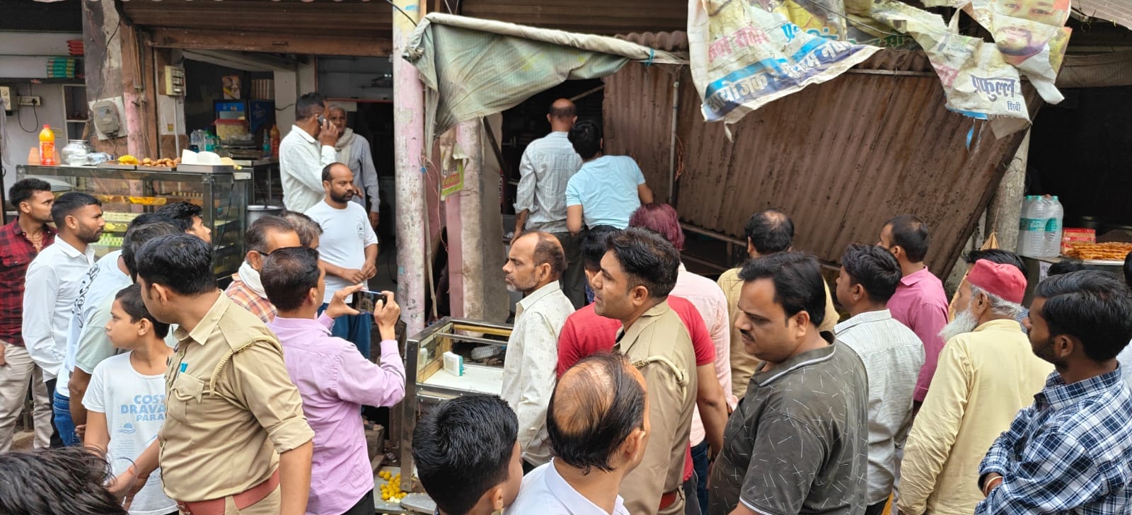 फोटो-10 दुकान के बाहर सड़क पर क्षतिग्रस्त पड़ा काउंटर व बिखरी पड़ी मिठाई। संवाद