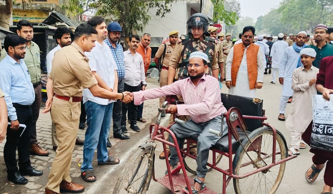 फोटो-11- गोपामऊ में नमाज के के बाद सीओ अजीत चौहान को मुबारकबाद देते नौशाद नदवी। संवाद फोटो-11- गोपामऊ में नमाज के के बाद सीओ अजीत चौहान को मुबारकबाद देते नौशाद नदवी। संवाद