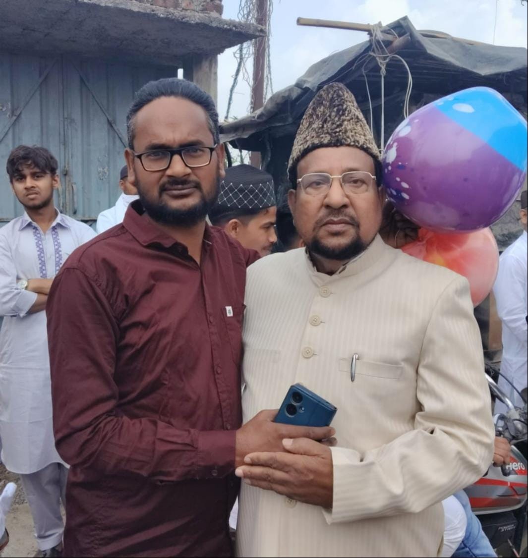 फोटो-11- गोपामऊ में नमाज के के बाद सीओ अजीत चौहान को मुबारकबाद देते नौशाद नदवी। संवाद फोटो-11- गोपामऊ में नमाज के के बाद सीओ अजीत चौहान को मुबारकबाद देते नौशाद नदवी। संवाद
