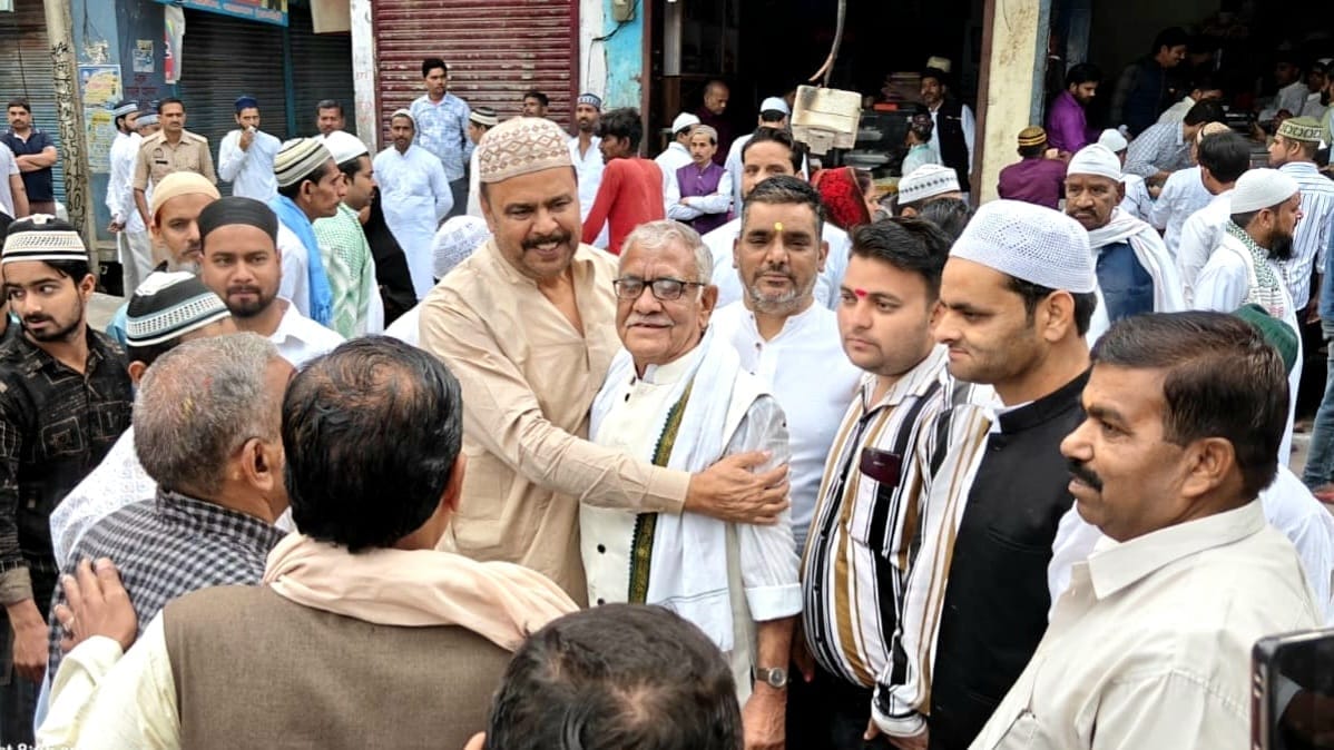 फोटो-11- गोपामऊ में नमाज के के बाद सीओ अजीत चौहान को मुबारकबाद देते नौशाद नदवी। संवाद फोटो-11- गोपामऊ में नमाज के के बाद सीओ अजीत चौहान को मुबारकबाद देते नौशाद नदवी। संवाद