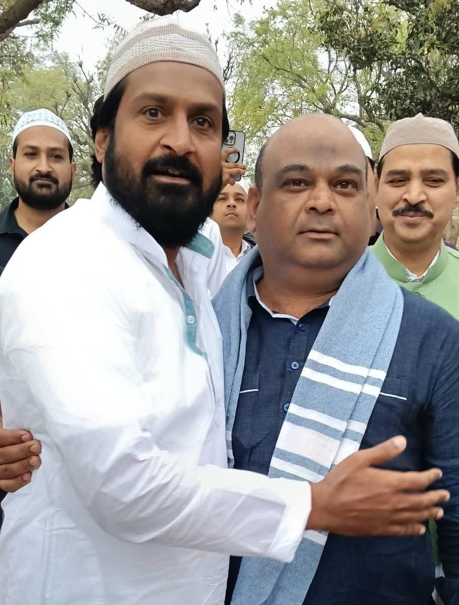 फोटो-11- गोपामऊ में नमाज के के बाद सीओ अजीत चौहान को मुबारकबाद देते नौशाद नदवी। संवाद फोटो-11- गोपामऊ में नमाज के के बाद सीओ अजीत चौहान को मुबारकबाद देते नौशाद नदवी। संवाद