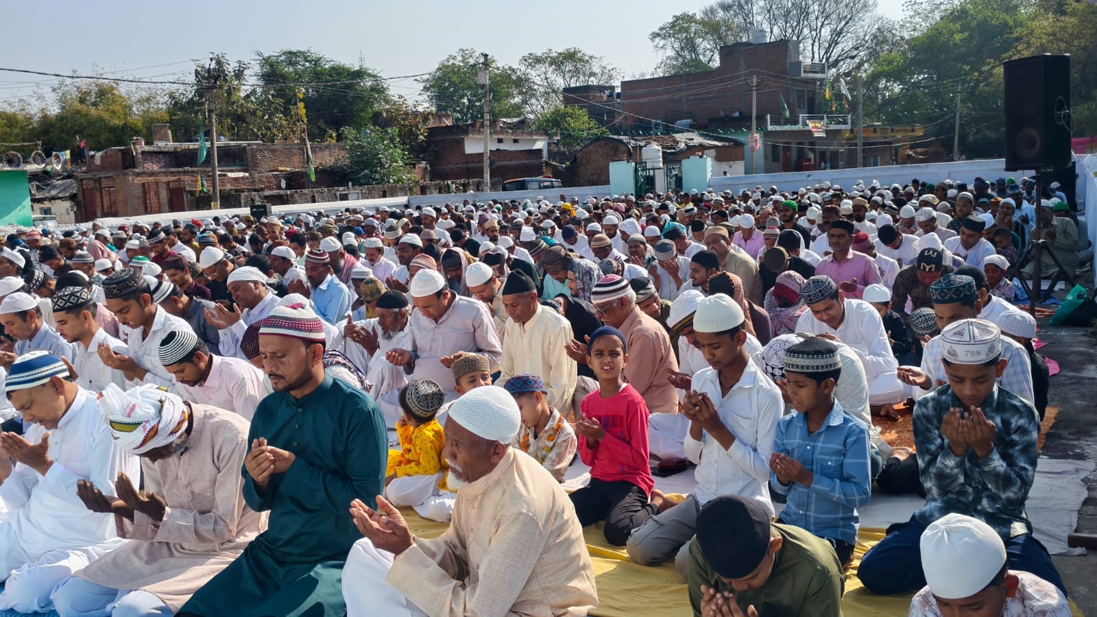 फोटो 21 एचएएमपी 15- मौदहा में सुरक्षा व्यवस्था का जायजा लेते डीएम व एसपी। संवाद