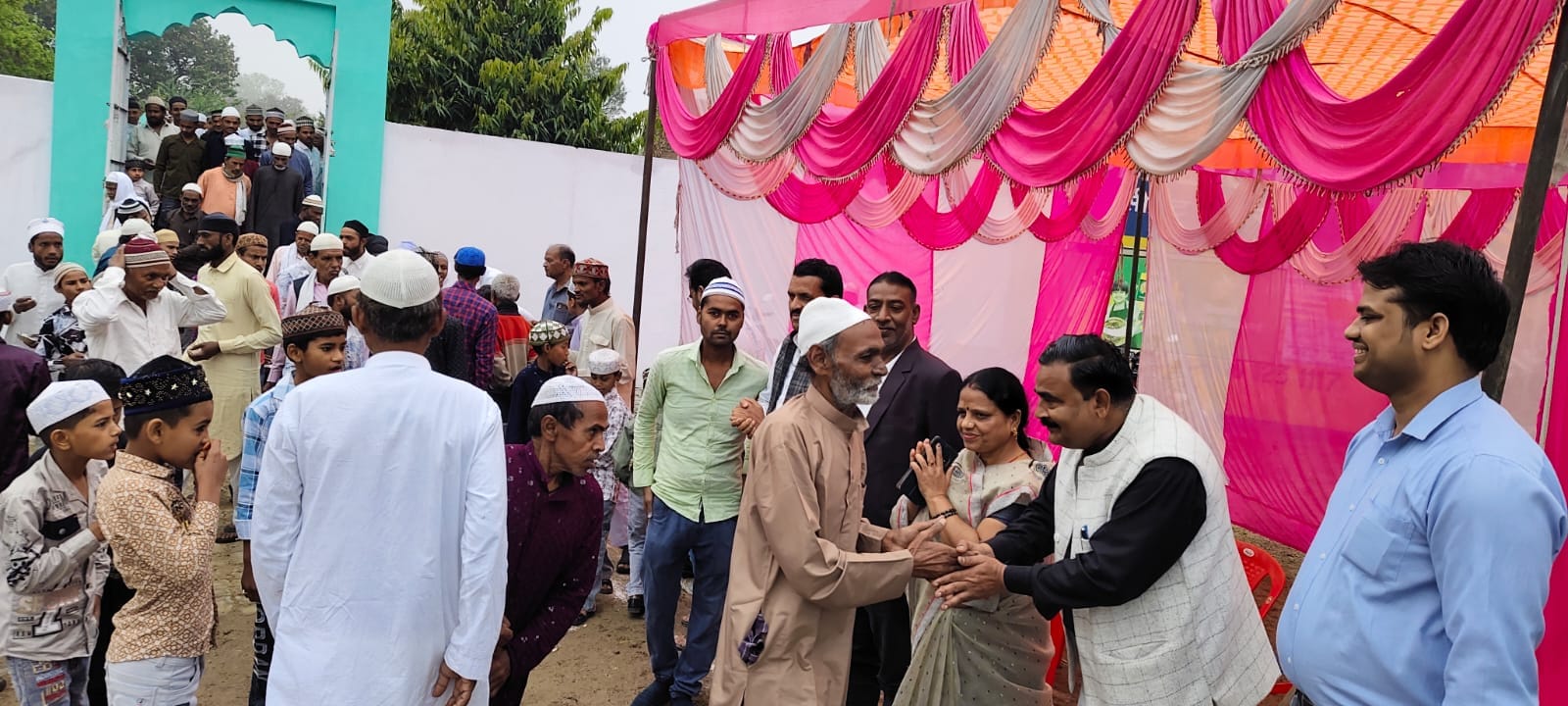 फोटो 21 एचएएमपी 15- मौदहा में सुरक्षा व्यवस्था का जायजा लेते डीएम व एसपी। संवाद