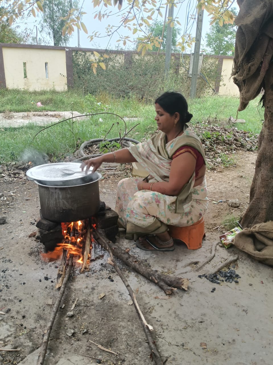 फोटो 21सीकेटीपी-20- एजेंसी के बाहर सिलिंडर के लिए लाइन में खड़े लोग। संवाद