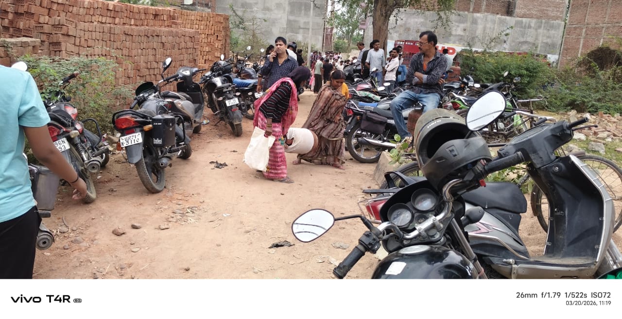 फोटो 21सीकेटीपी-20- एजेंसी के बाहर सिलिंडर के लिए लाइन में खड़े लोग। संवाद