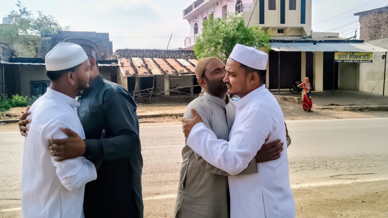 फोटो - 24 पैलानी में एक-दूसरे के गले लगकर बधाई देते बच्चे। संवाद