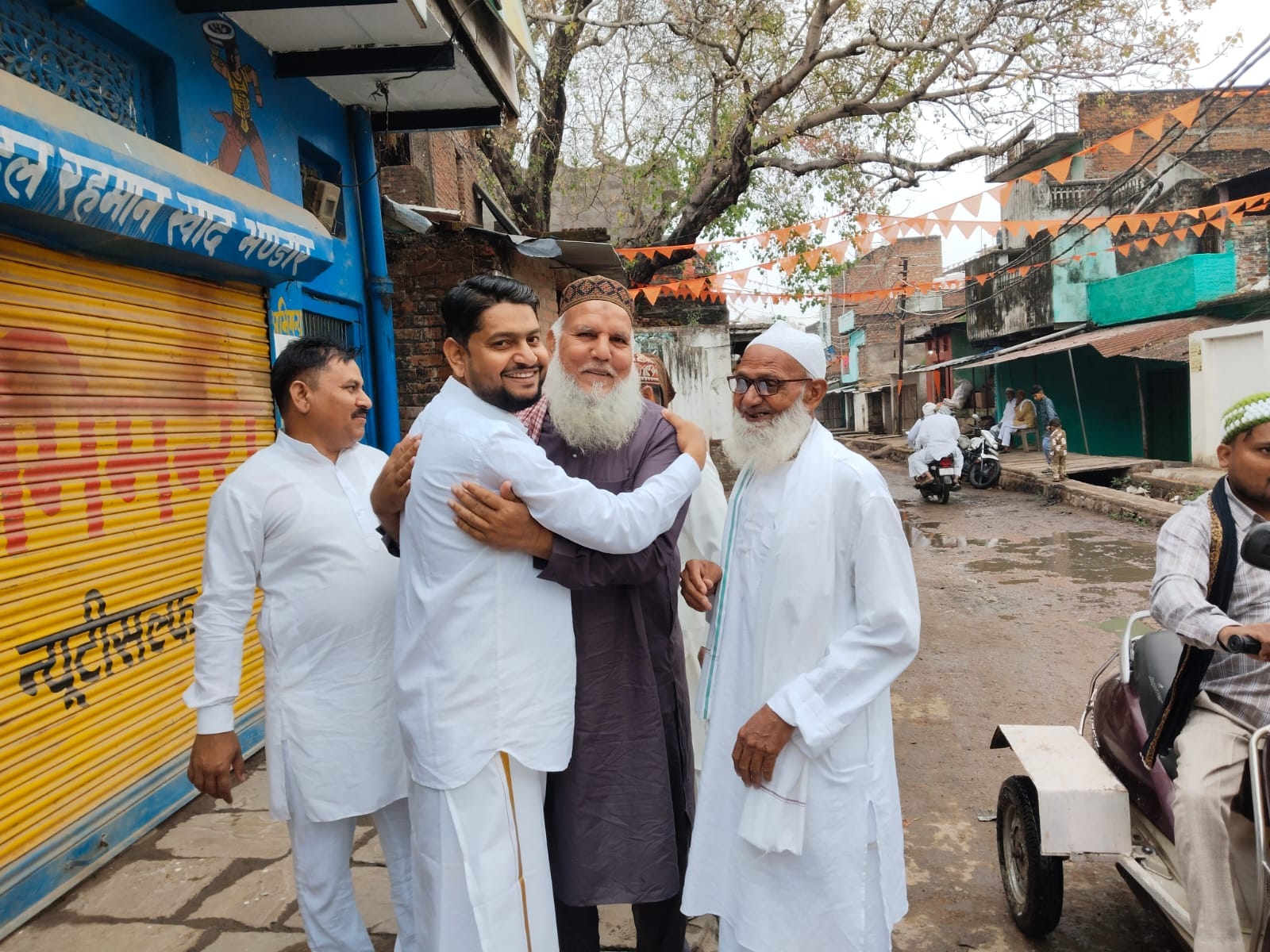 फोटो - 24 पैलानी में एक-दूसरे के गले लगकर बधाई देते बच्चे। संवाद