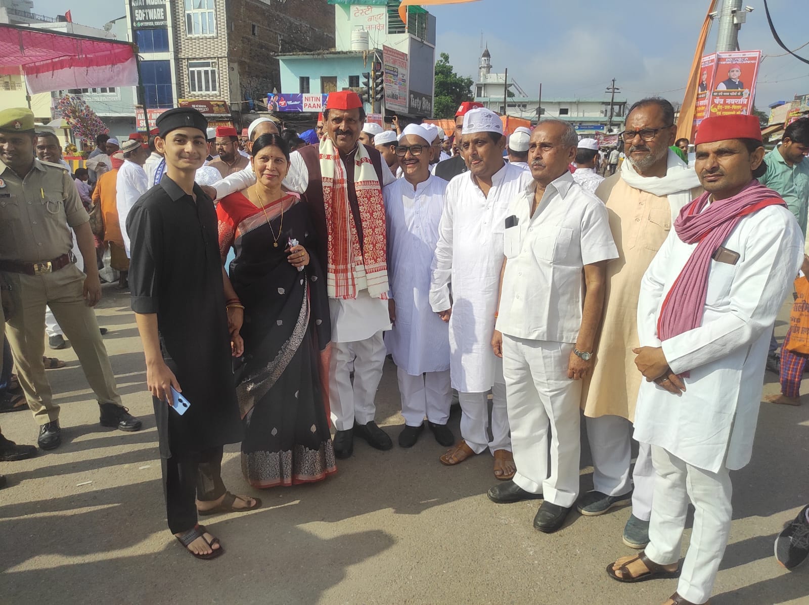 फोटो - 24 पैलानी में एक-दूसरे के गले लगकर बधाई देते बच्चे। संवाद