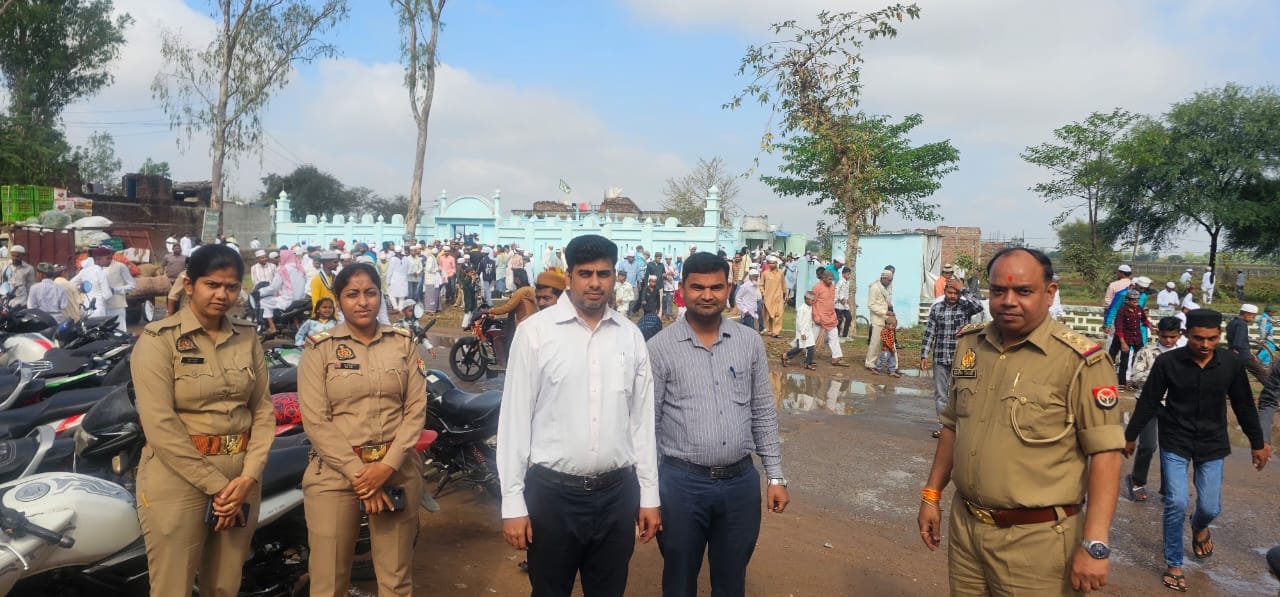 फोटो - 24 पैलानी में एक-दूसरे के गले लगकर बधाई देते बच्चे। संवाद