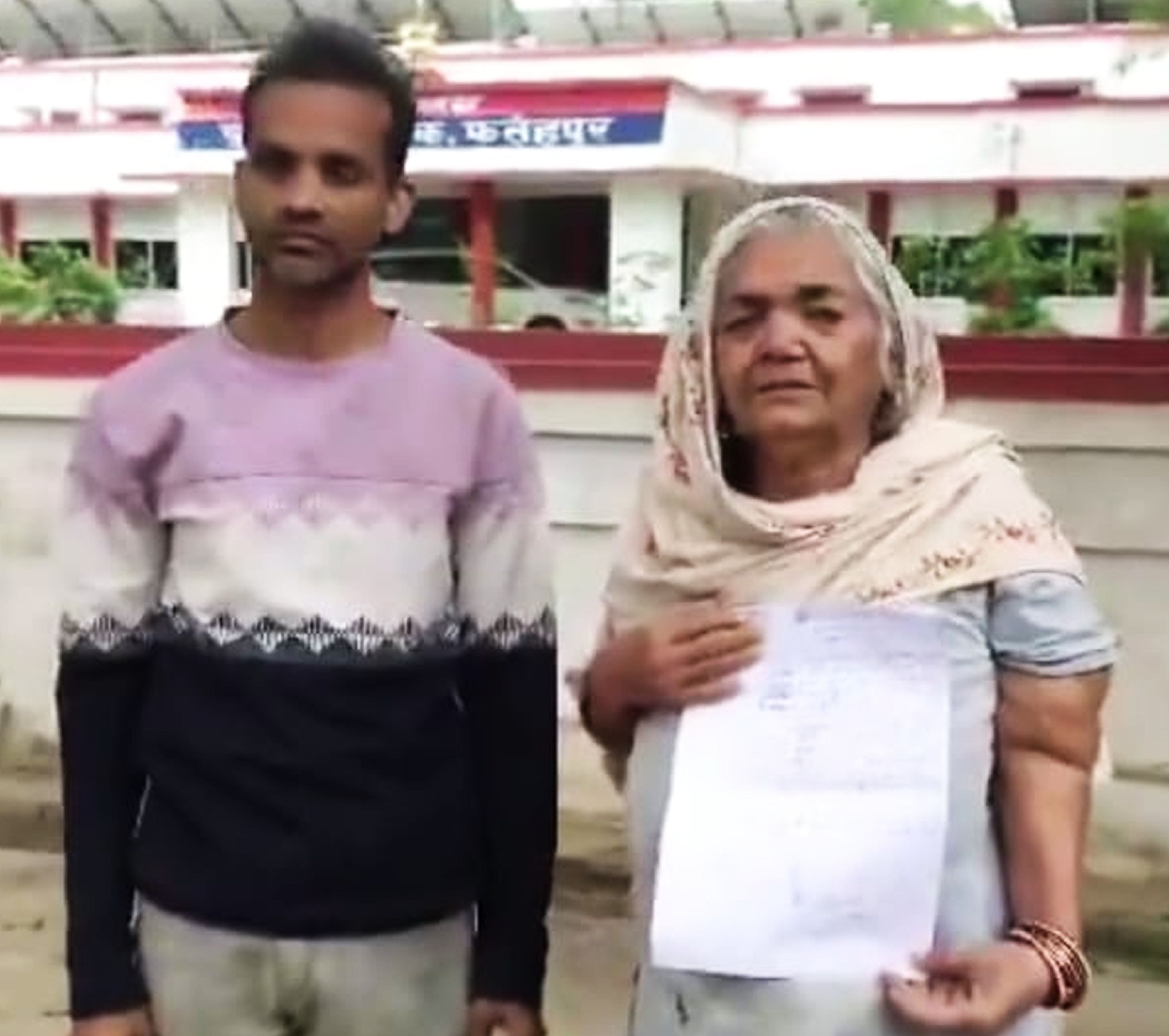 फोटो-25-एसपी कार्यालय शिकायत के लिए मौजूद पीड़ित । स्रोत स्वयं फोटो-25-एसपी कार्यालय शिकायत के लिए मौजूद पीड़ित । स्रोत स्वयं