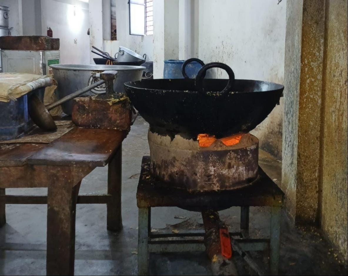 फोटो-3- घरेलू सिलिंडर से चाट बनाता ठेलिया दुकानदार। संवाद